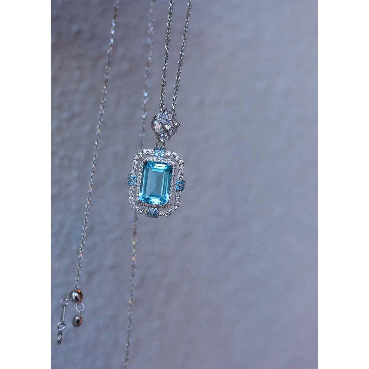 Ice Queen - sprankelende blauwe topaas grote hanger ketting - Glow and Vital