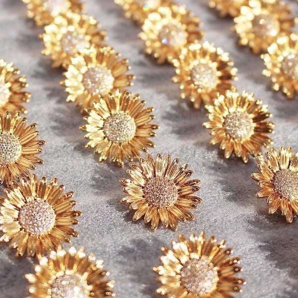 Moderne vintage zonnebloem liefde oorstekers - Glow and Vital